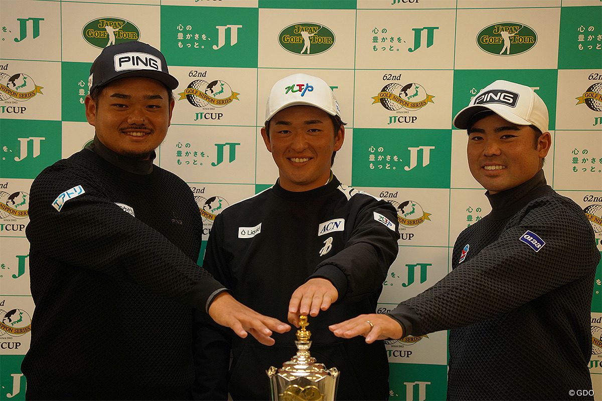 賞金王争いに挑む大岩龍一、金子駆大、蝉川泰果（左から）