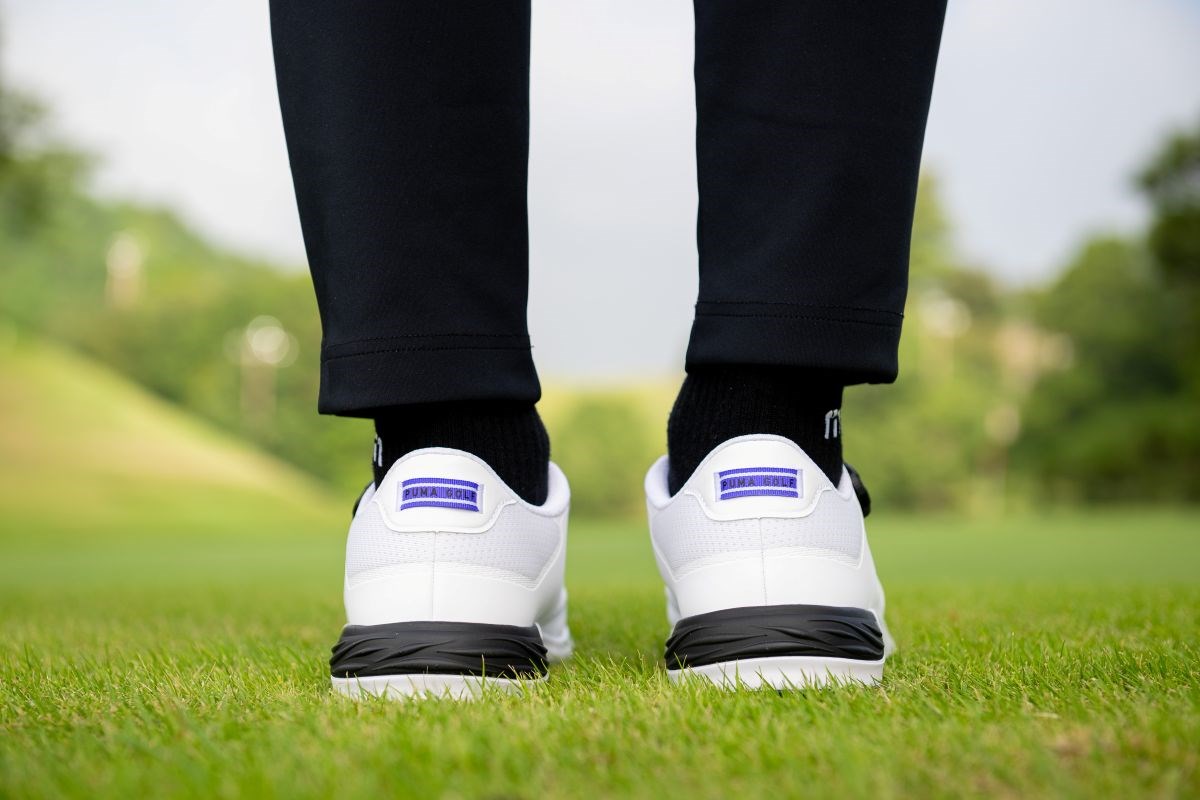 2025秋冬 新作ゴルフシューズ試し履きレポートプーマ パワーアセンド ニトロ ディスク シンプルなデザインにかかとには差し色を