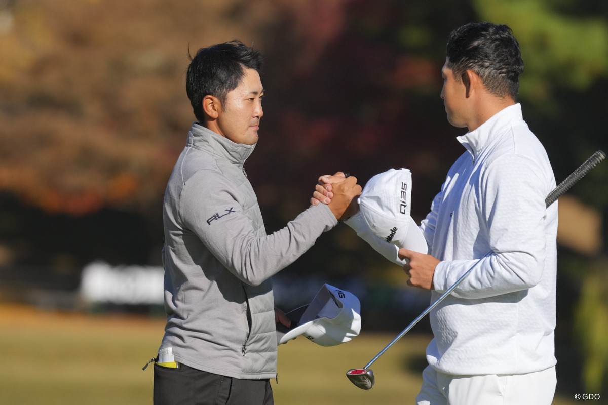 この日は盟友の中島啓太（右）とのラウンド