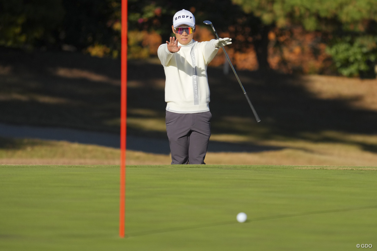 傾斜のキツい18番グリーンに止めるには…ハンドパワーです。 2025年 ゴルフ日本シリーズJTカップ 初日 浅地洋佑