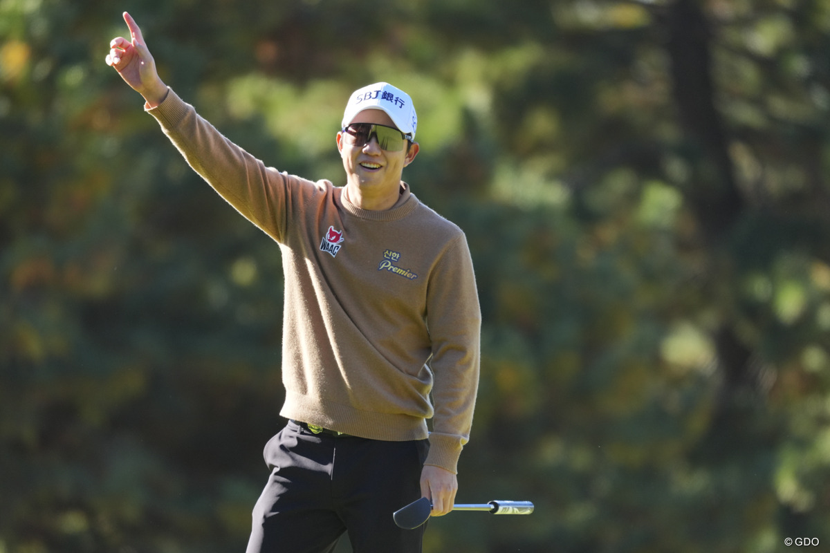 1番、長いバーディパットを沈めてサタデーナイトフィーバー！ 2025年 ゴルフ日本シリーズJTカップ 初日 ソン・ヨンハン