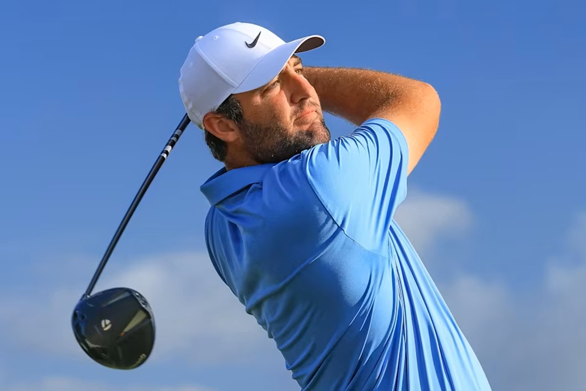 テーラーメイドの未発表モデル「Qi4D ドライバー」を握るスコッティ・シェフラー（Getty Images）