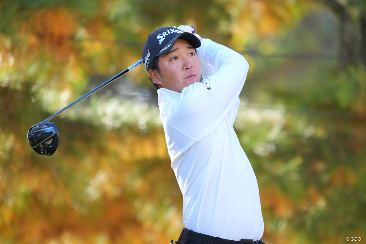 通算7アンダーの首位に浮上した小木曽喬