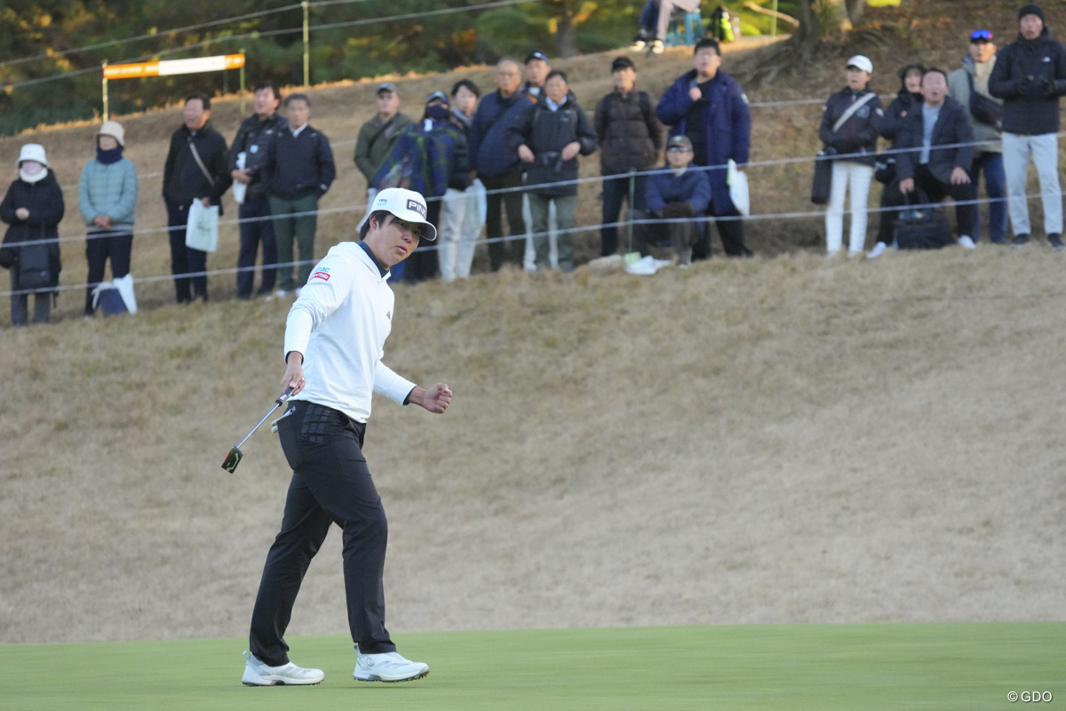 昨日に引き続き、今日も難しい18番でバーディをキメてガッツポーズ！ 2025年 ゴルフ日本シリーズJTカップ 2日目 細野勇策