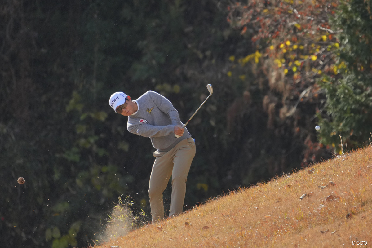 9番のティショットは左の斜面へ。松ぼっくりにボールが寄り掛かって止まると言う不運も