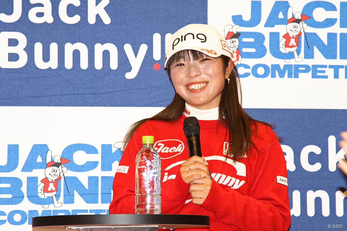 ファンイベントに参加した佐久間朱莉。新女王のオフは仕事でいっぱい