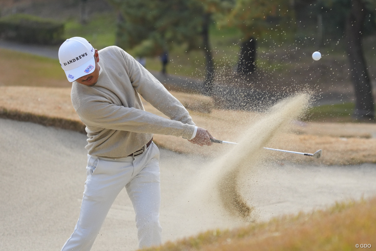 プロのバンカーショットって、砂の飛び方も美しいのよね。 2025年 ゴルフ日本シリーズJTカップ 3日目 岩田寛