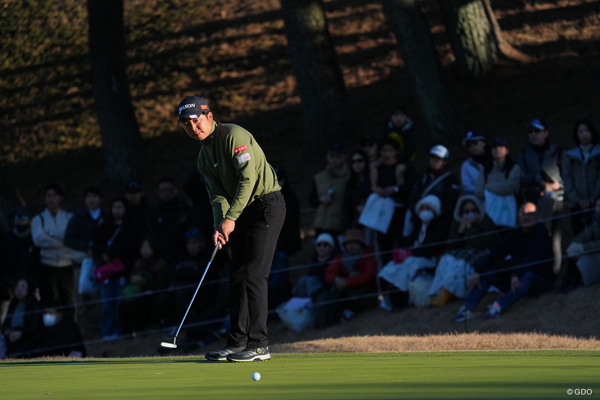 最終18番で2m強のパーパットを沈めた小木曾喬