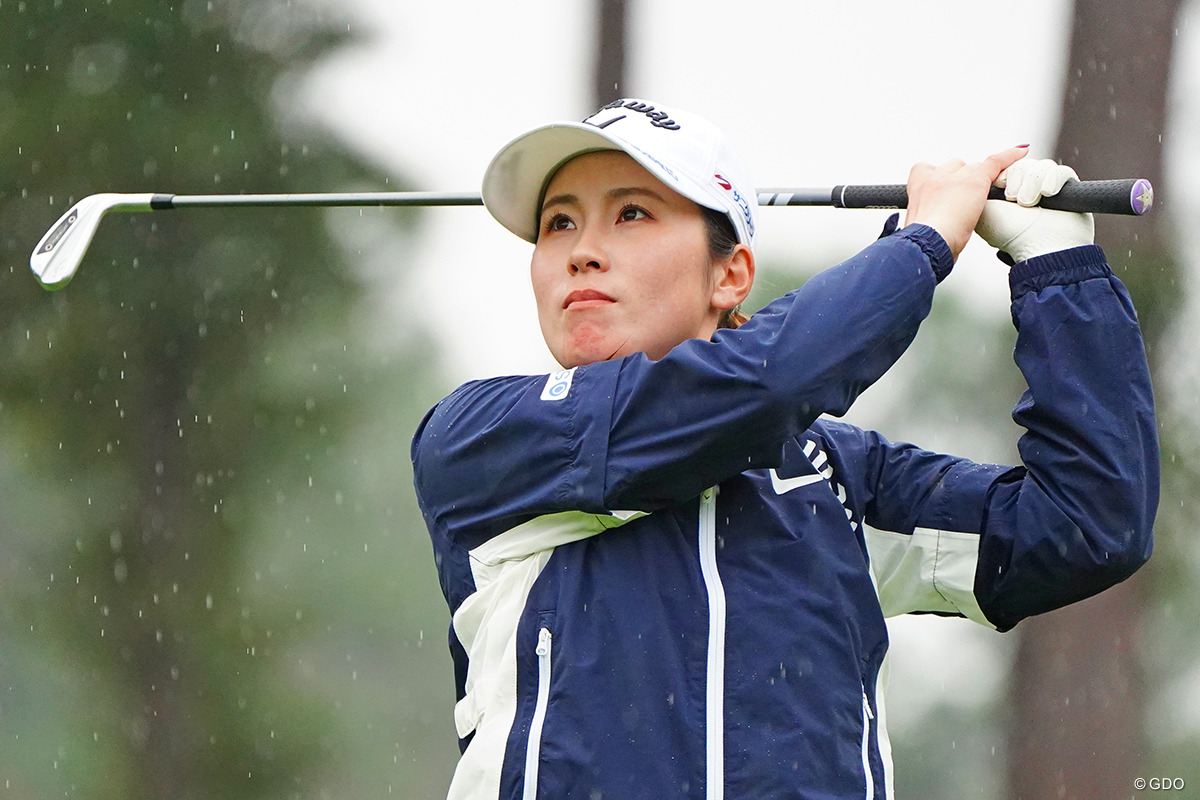 西村優菜は雨の悪条件下で価値あるアンダーパー