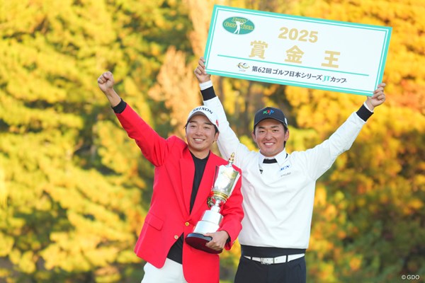 小木曽喬（左）は自身の優勝と金子駆大の賞金王戴冠を喜んだ
