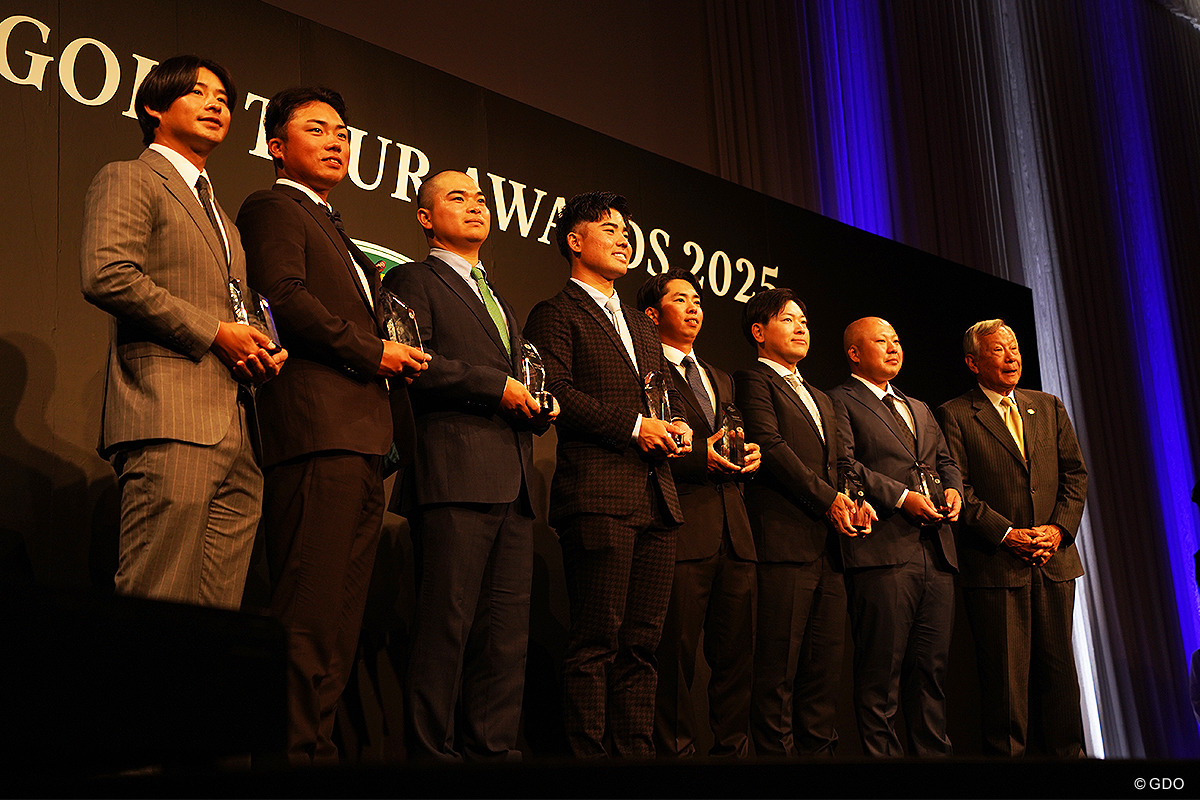 （左から）片岡尚之、出利葉太一郎、若原亮太、蝉川泰果、生源寺龍憲、勝亦悠斗、西山大広、諸星裕JGTO会長