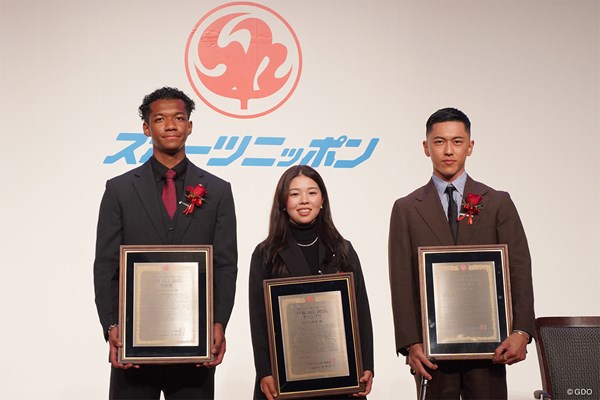 (左から)特別賞の村竹ラシッド、グランプリ受賞の山下美夢有、小田凱人