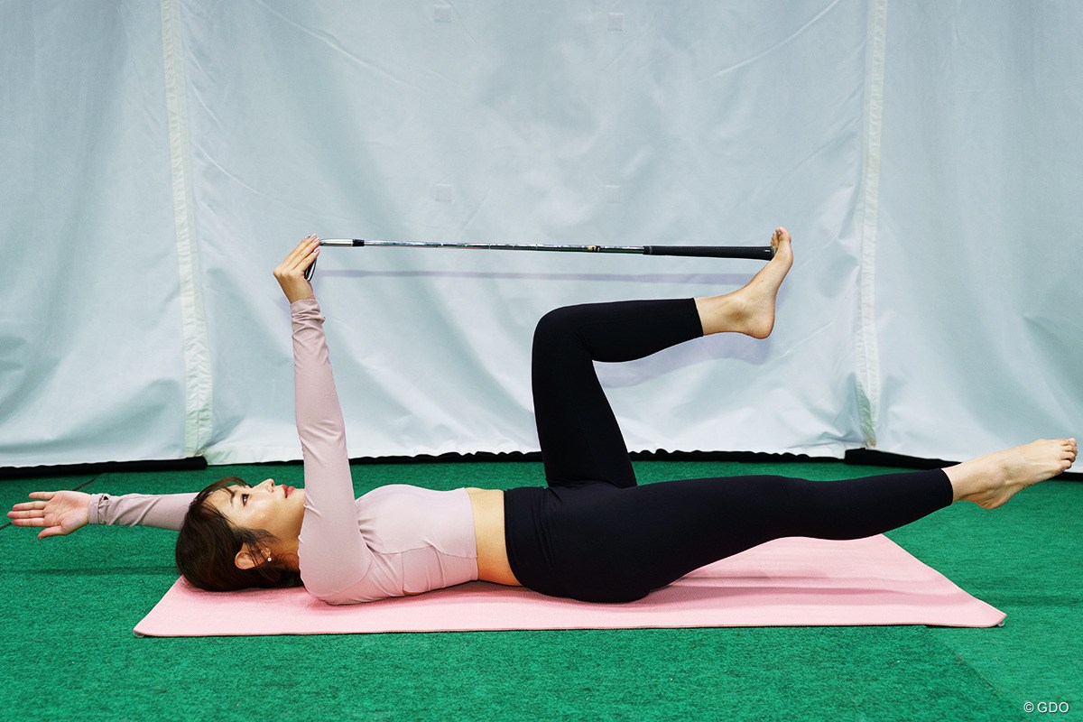 マジで全身プルプルっ！クラブ1本持って「体の軸」づくり／ゴルファーのための体幹トレーニングVol.3 体が左右に寄れないようにバランスよく