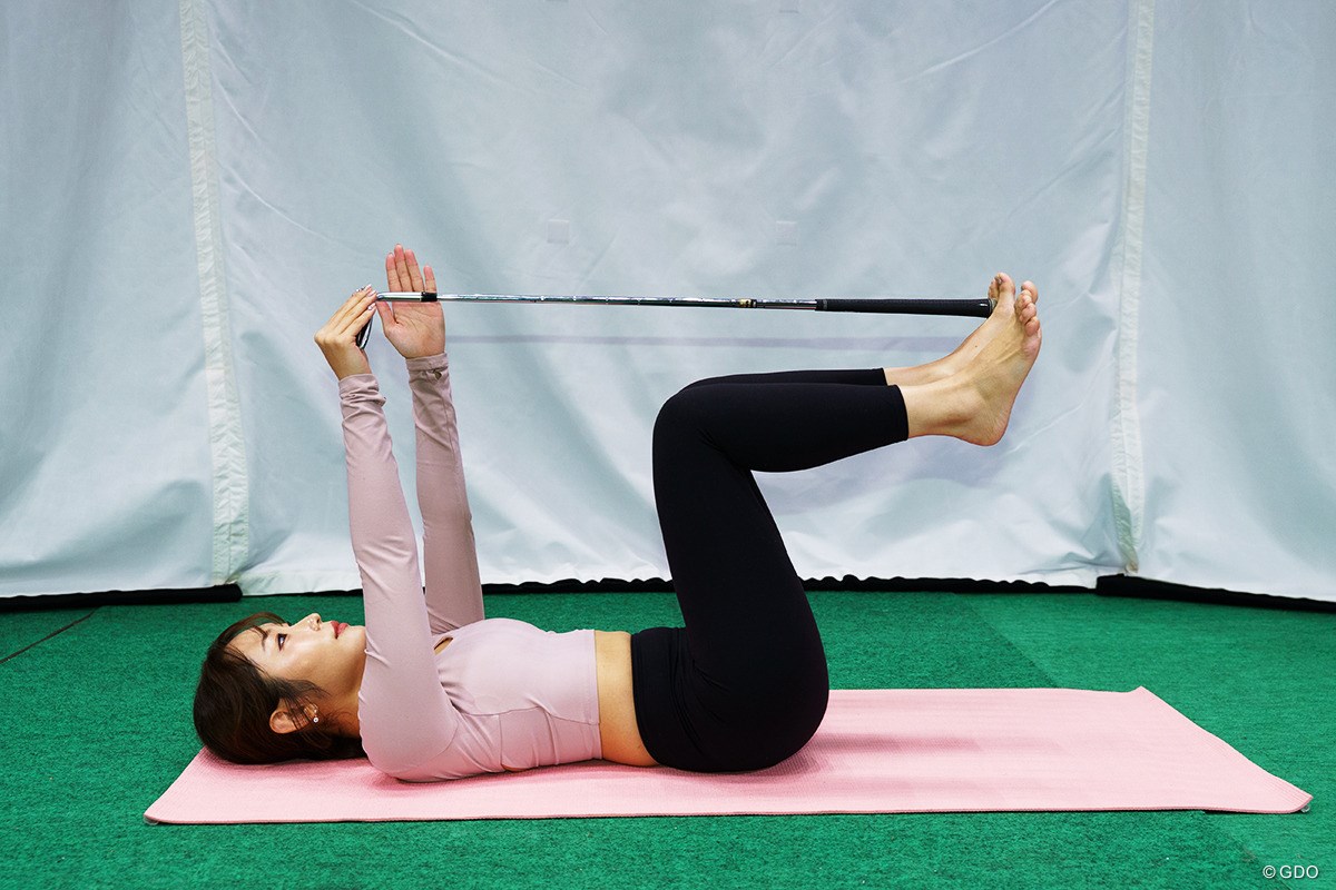 マジで全身プルプルっ！クラブ1本持って「体の軸」づくり／ゴルファーのための体幹トレーニングVol.3 両腕を伸ばした状態でスタート