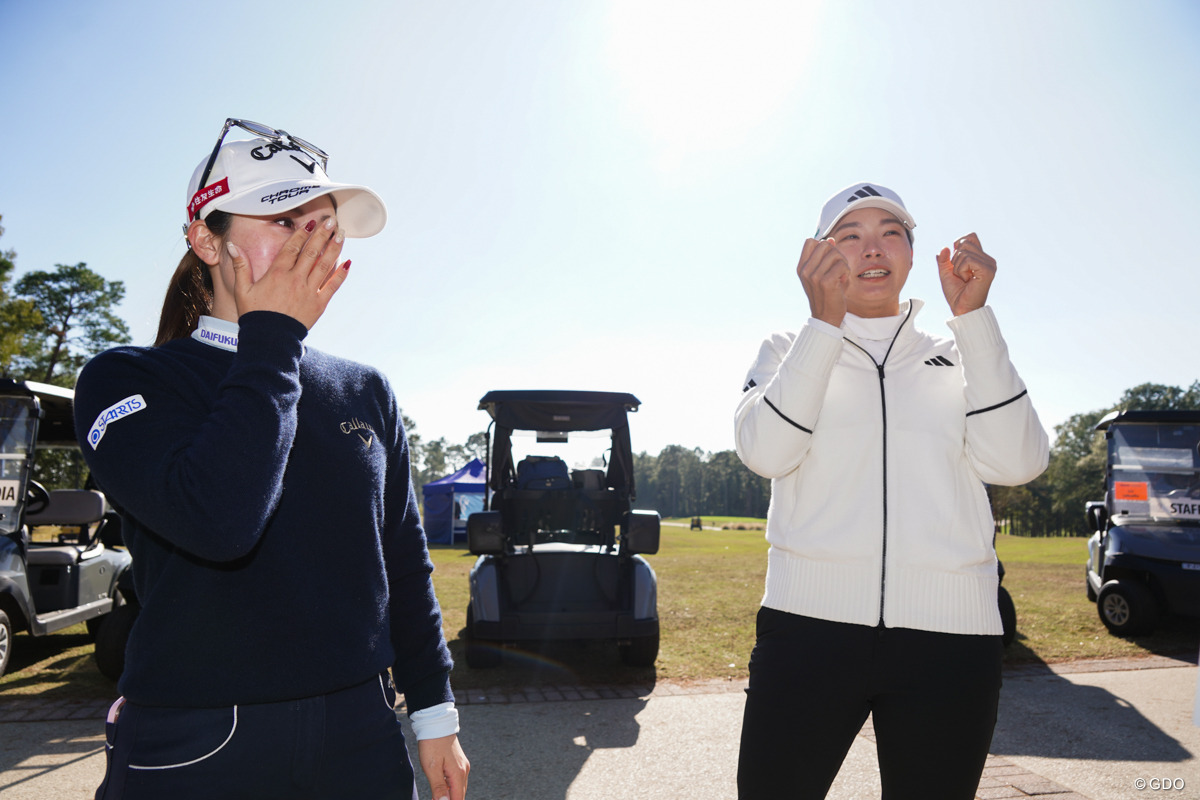 渋野日向子（右）は西村優菜とともにボーダーライン上で滑り込んで涙