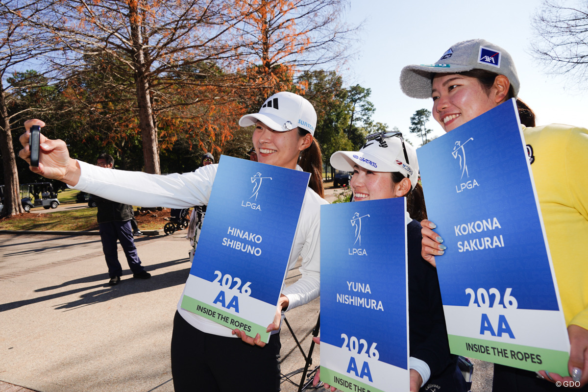 西村優菜（中央）は渋野日向子（左）、櫻井心那とともに最終予選会をクリア
