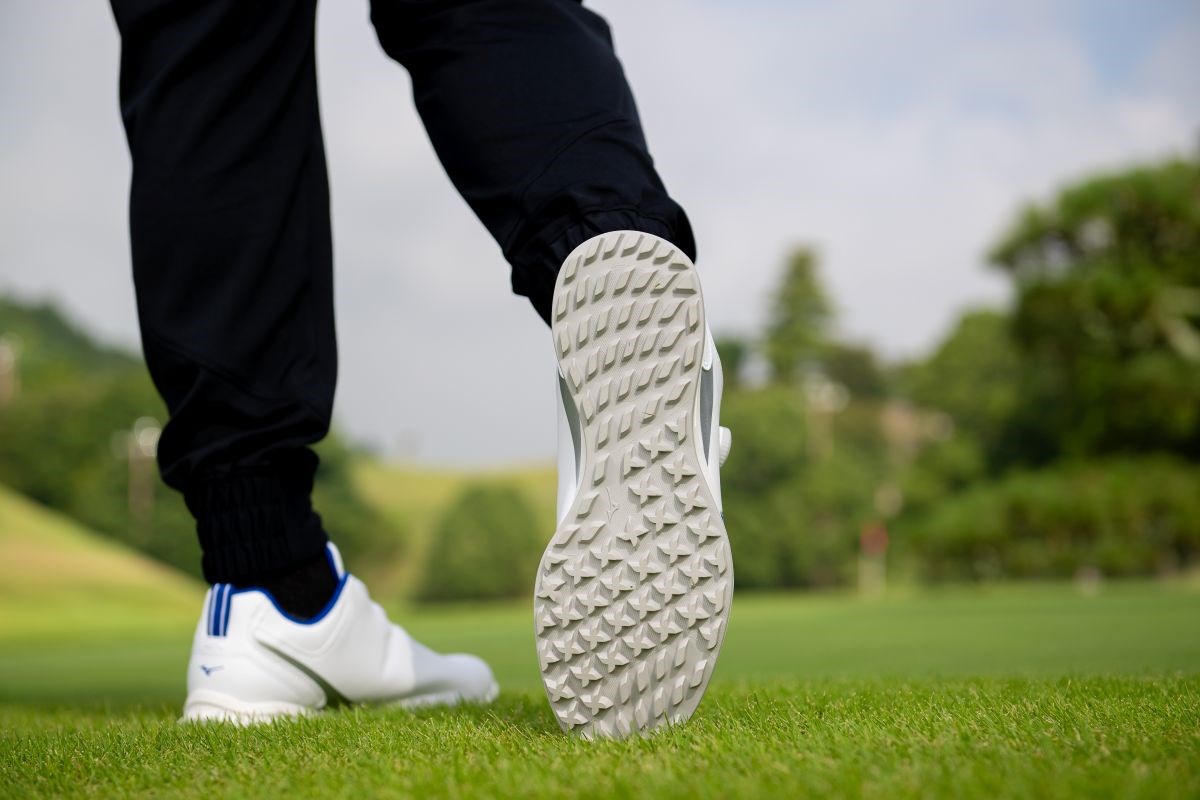 2025秋冬 新作ゴルフシューズ試し履きレポートミズノ ジーエムスタイルボア スイング時の体重移動を分析したグリップ力