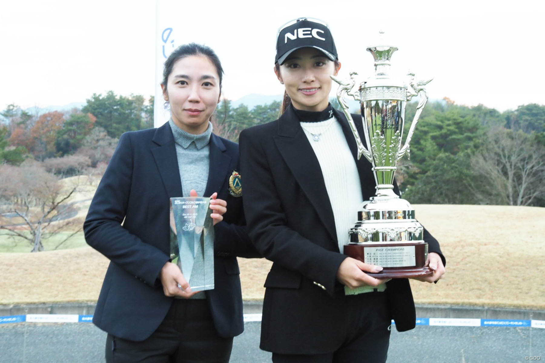 大会連覇を果たした安田祐香（右）とベストアマの成田美知