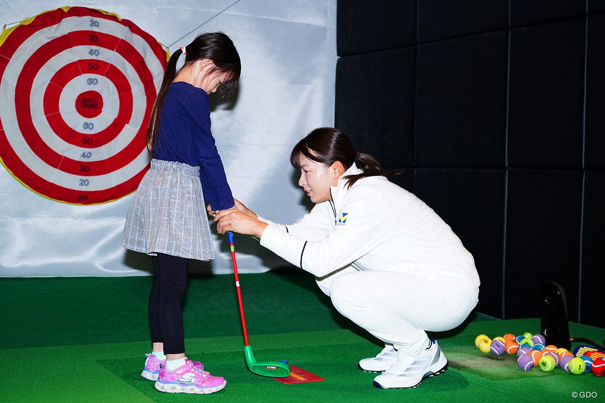 ジュニアと目線を合わせて触れ合った