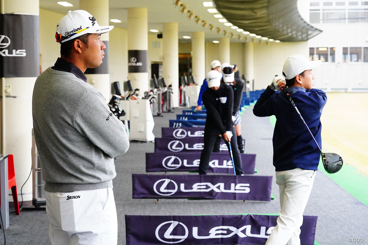 17人のジュニア一人ひとりを指導