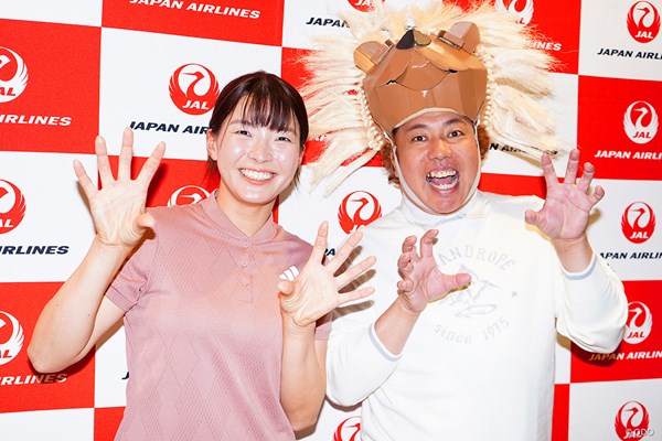 渋野日向子が契約するJALのイベントに出席。司会はお笑い芸人の大西ライオンさん