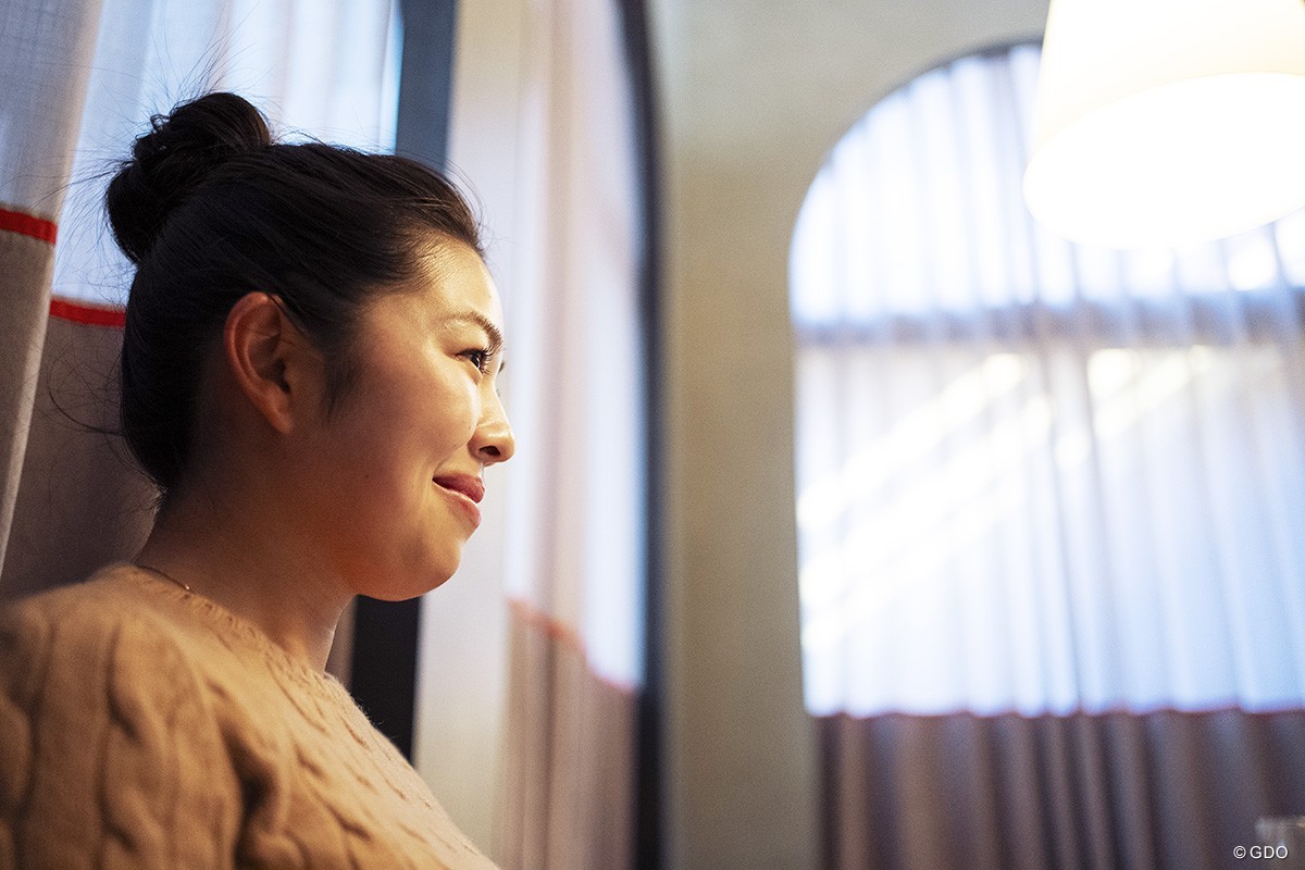 屋内練習場に並べた2つのトロフィ「まだトップにはなれない」／山下美夢有インタビュー【後編】