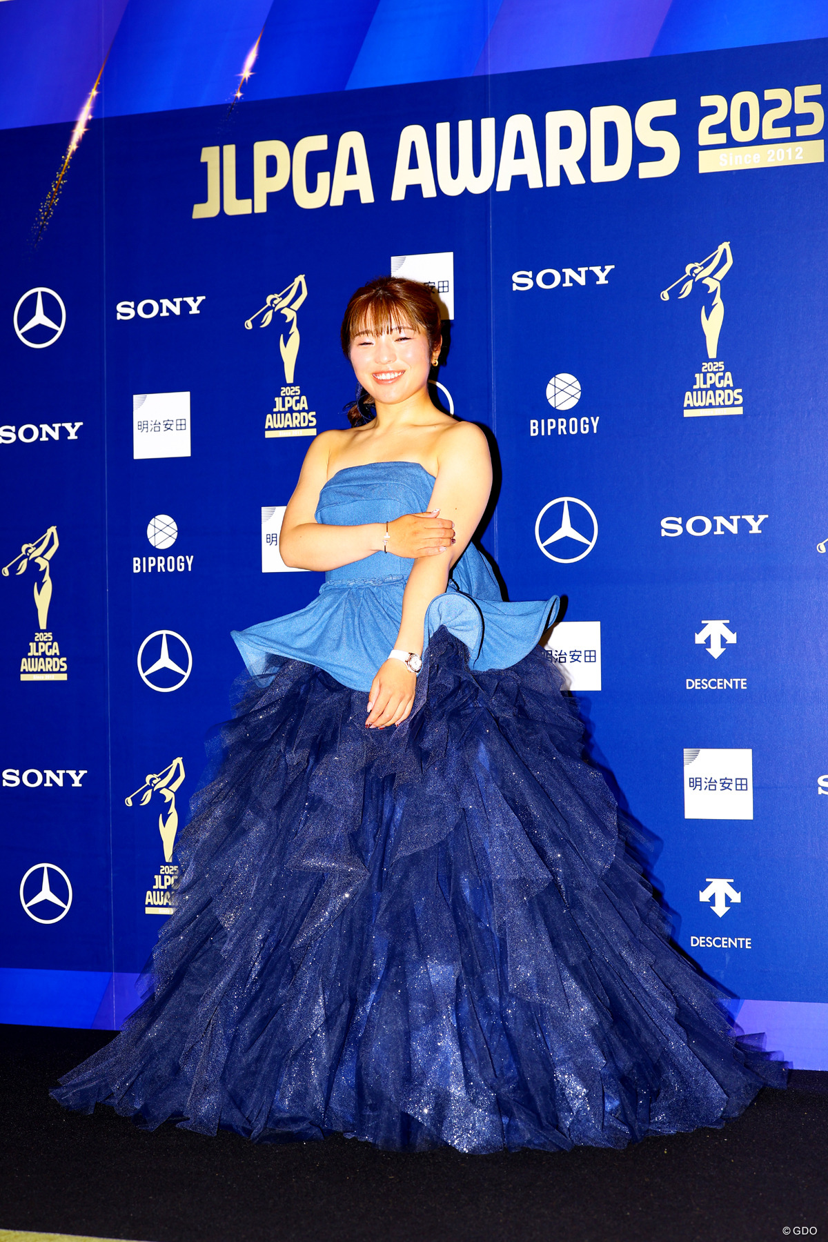 佐久間朱莉はブルーのドレスで登場