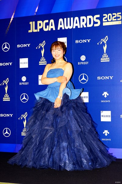 2025年 JLPGAアワード 佐久間朱莉 佐久間朱莉はブルーのドレスで登場