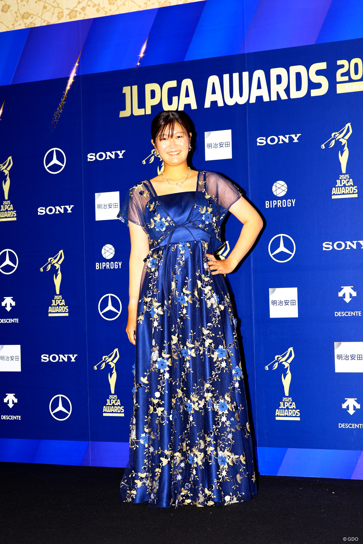 ゴージャスな青いドレスで