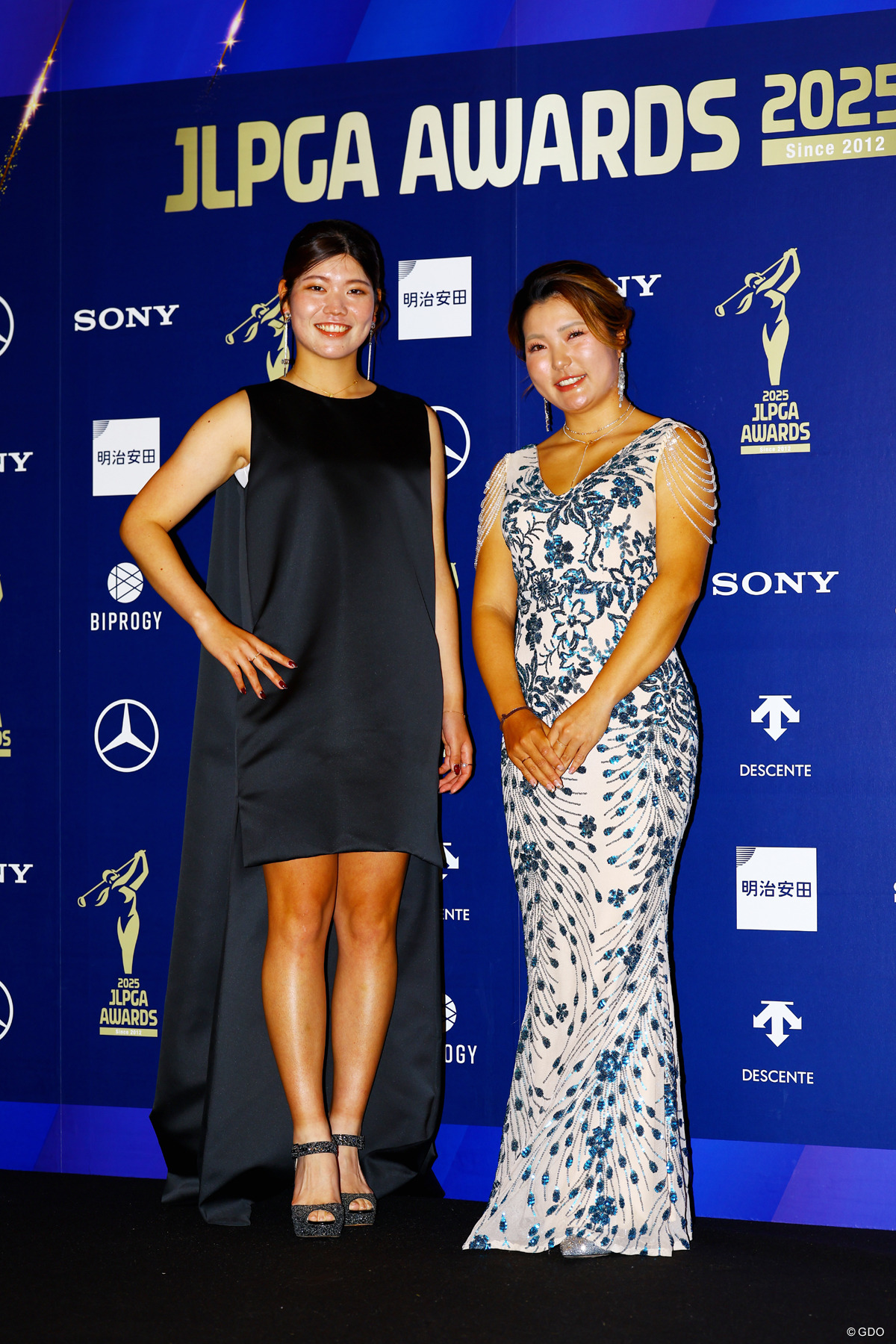 シックな黒のドレスで登場した櫻井心那(左)