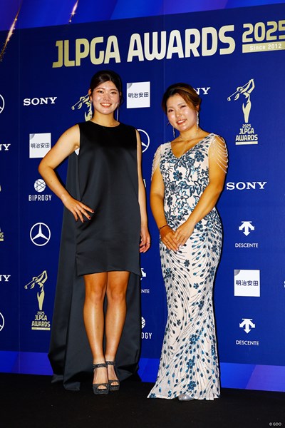 2025年 JLPGAアワード 櫻井心那 高橋彩華 シックな黒のドレスで登場した櫻井心那(左)