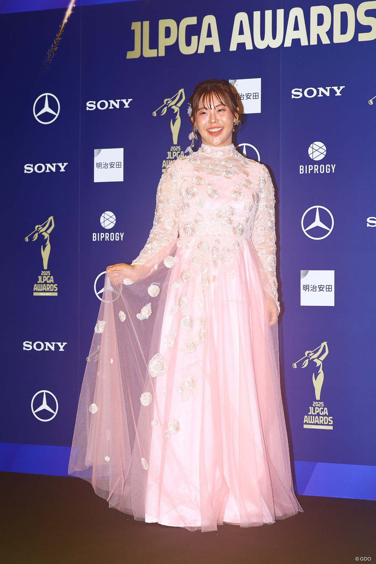 今年はピンクのドレスで登場