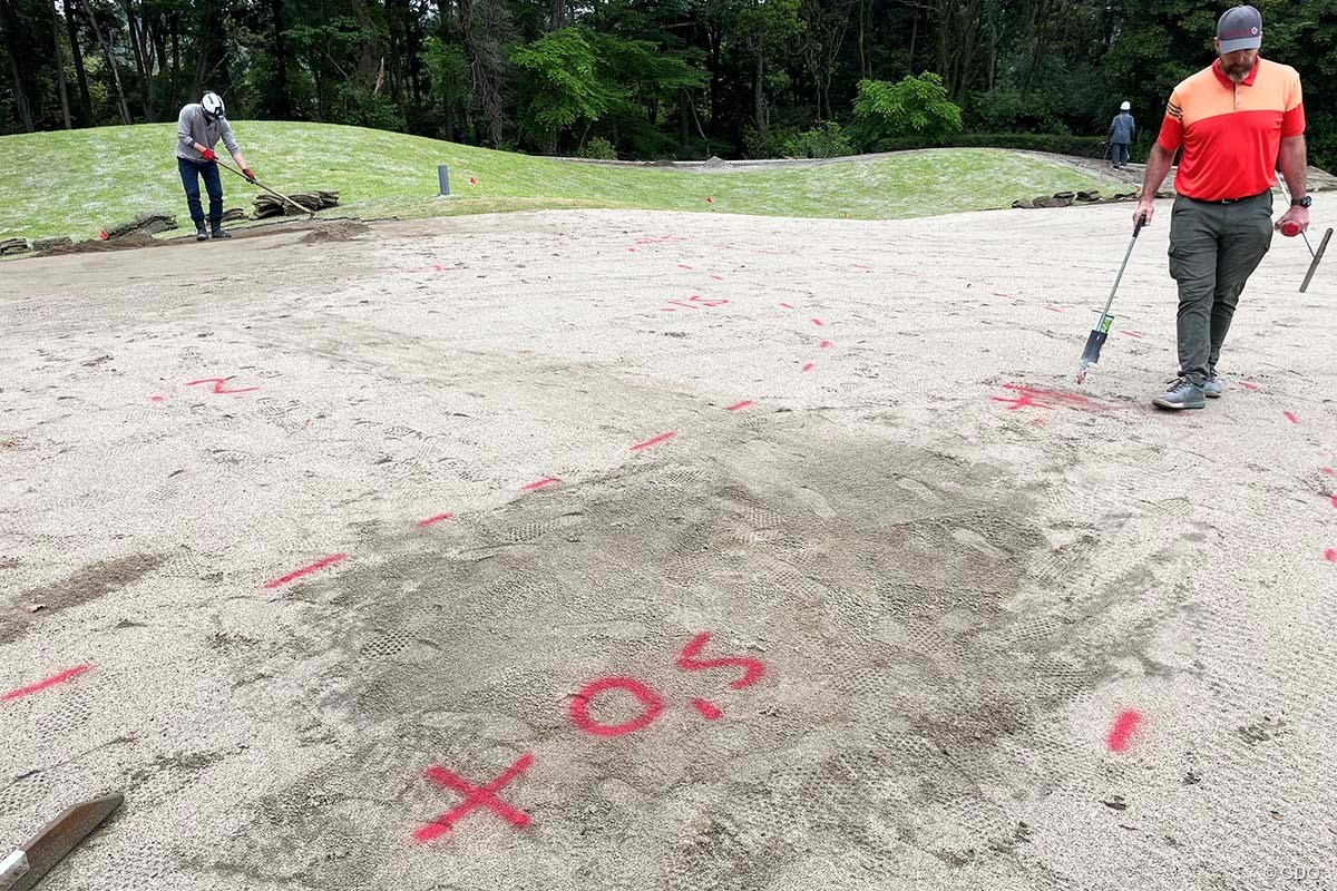 「世界最先端の設計で井上誠一がReBORN」春日井カントリークラブ／ゴルフ場Gメンが行く#11 グリーンの高低差を確認するシェイパー（写真：春日井カントリークラブ提供）