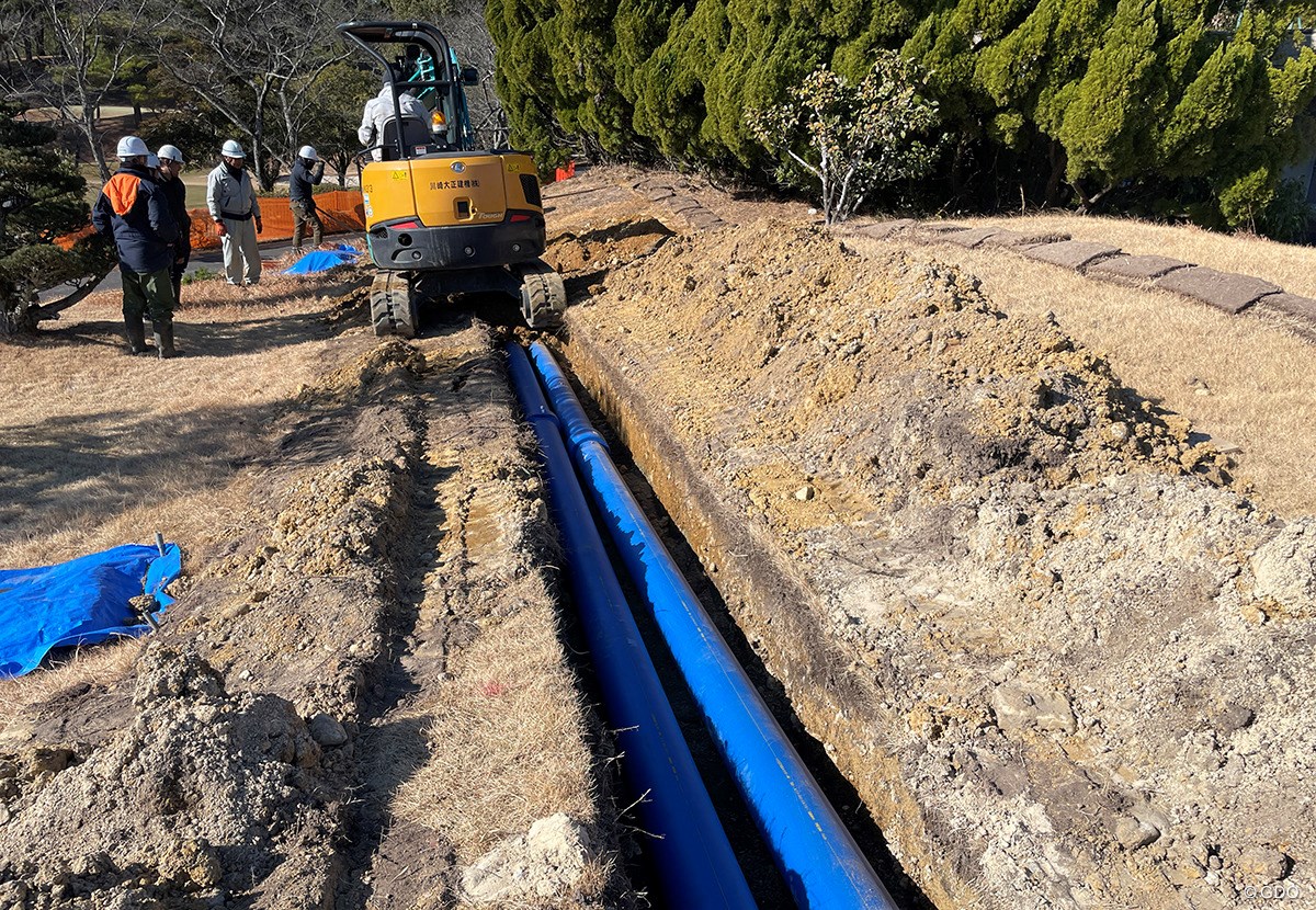 「世界最先端の設計で井上誠一がReBORN」春日井カントリークラブ／ゴルフ場Gメンが行く#11 水道配水用ポリエチレン管の敷設の様子（写真：春日井カントリークラブ提供）