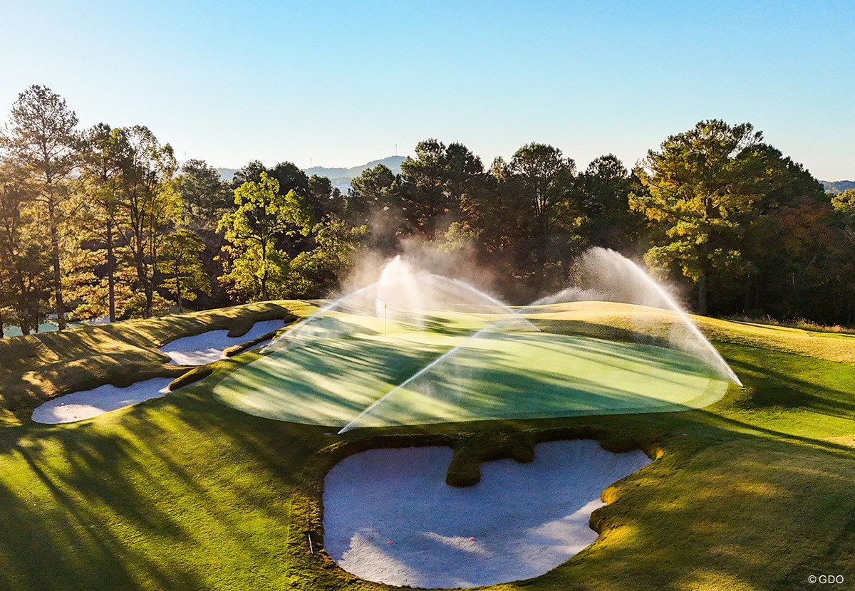 「世界最先端の設計で井上誠一がReBORN」春日井カントリークラブ／ゴルフ場Gメンが行く#11 スプリンクラーでの散水の様子（写真：春日井カントリークラブ提供）