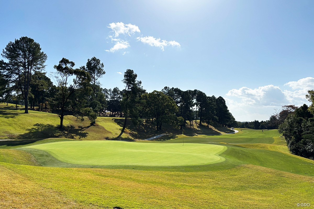 「世界最先端の設計で井上誠一がReBORN」春日井カントリークラブ／ゴルフ場Gメンが行く#11 8番パー5のグリーン奥から。グリーン面には明らかに傾斜が見てとれる