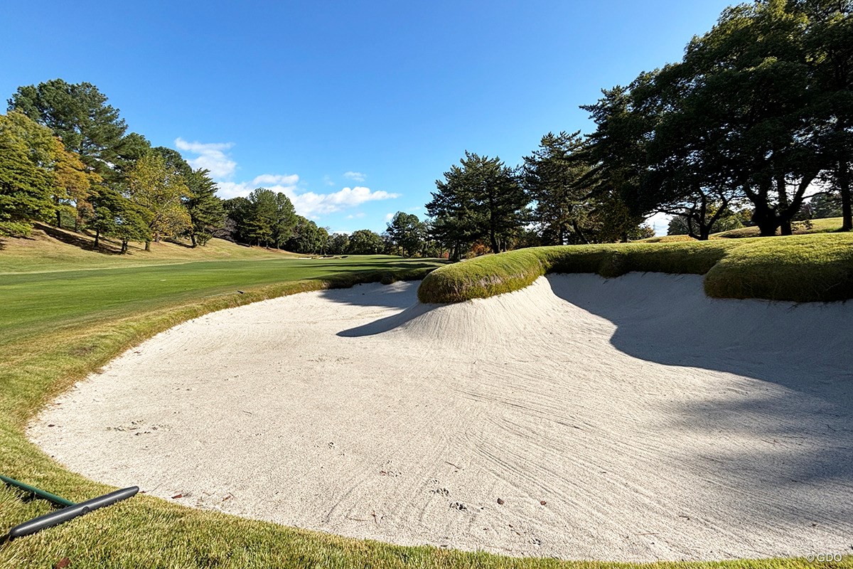 「世界最先端の設計で井上誠一がReBORN」春日井カントリークラブ／ゴルフ場Gメンが行く#11 5番パー4のフェアウェイバンカー。アゴが高い