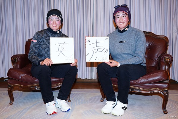 米ツアー史上初の双子優勝を遂げた岩井明愛（左）と千怜が選ぶ「今年の漢字」