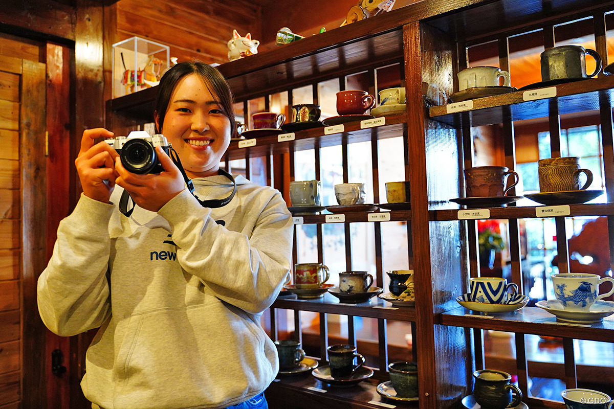 竹田麗央の祖父が営む熊本県内のカフェで。素敵なコーヒーカップがズラリ