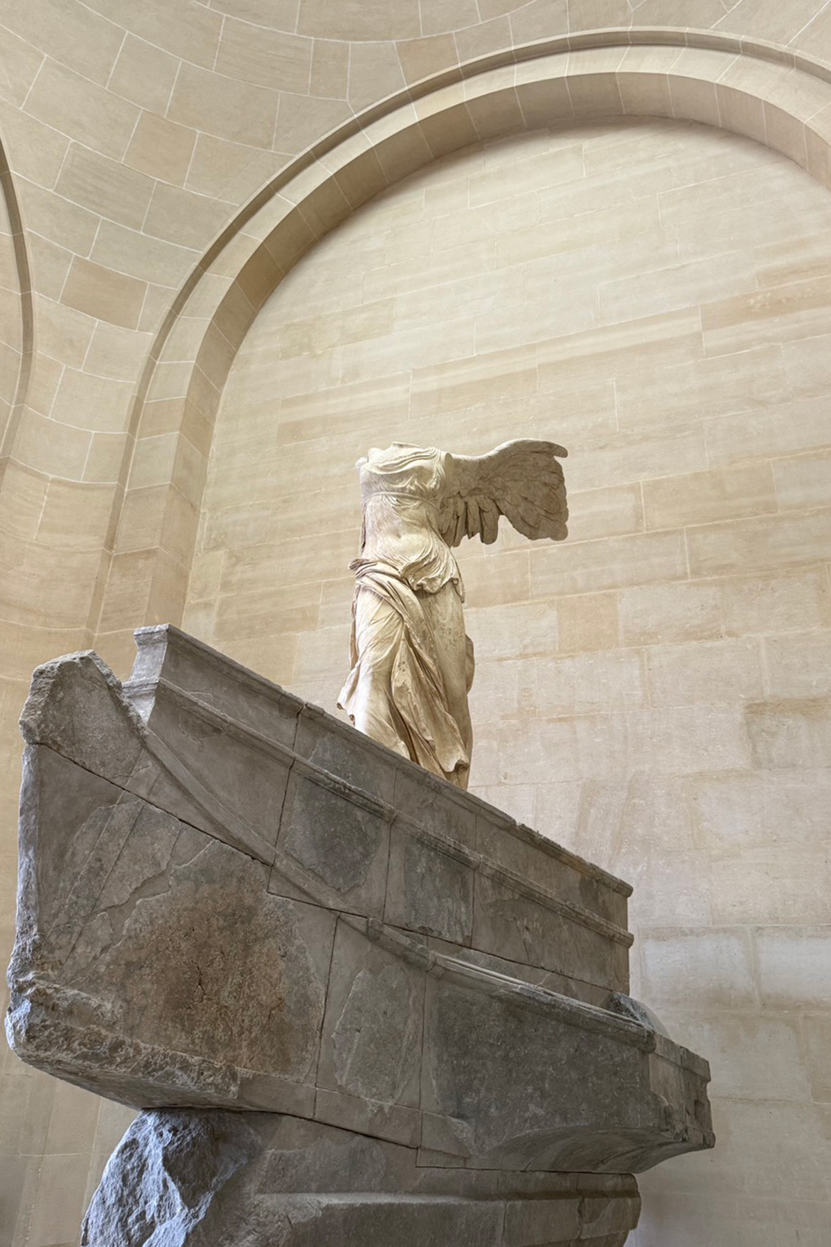 ルーブル美術館でサモトラケのニケを撮影（提供画像）