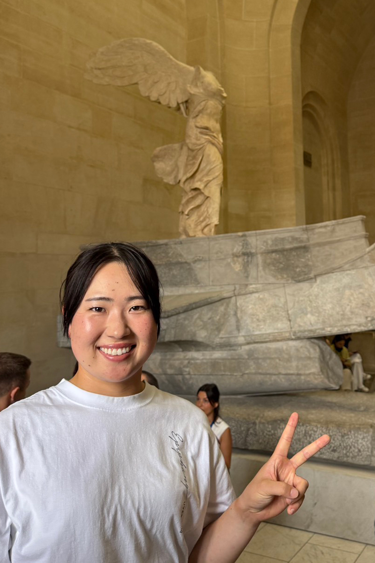 勝利の女神ニケ像と（提供画像）