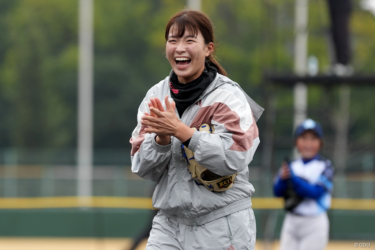 原田さんを拍手で称えた 渋野日向子