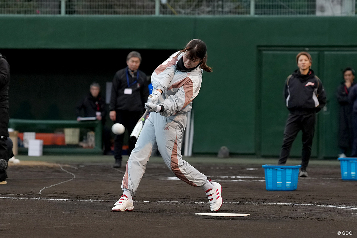 ソフトボールは左打ちです 2025年 渋野日向子 ソフトボール