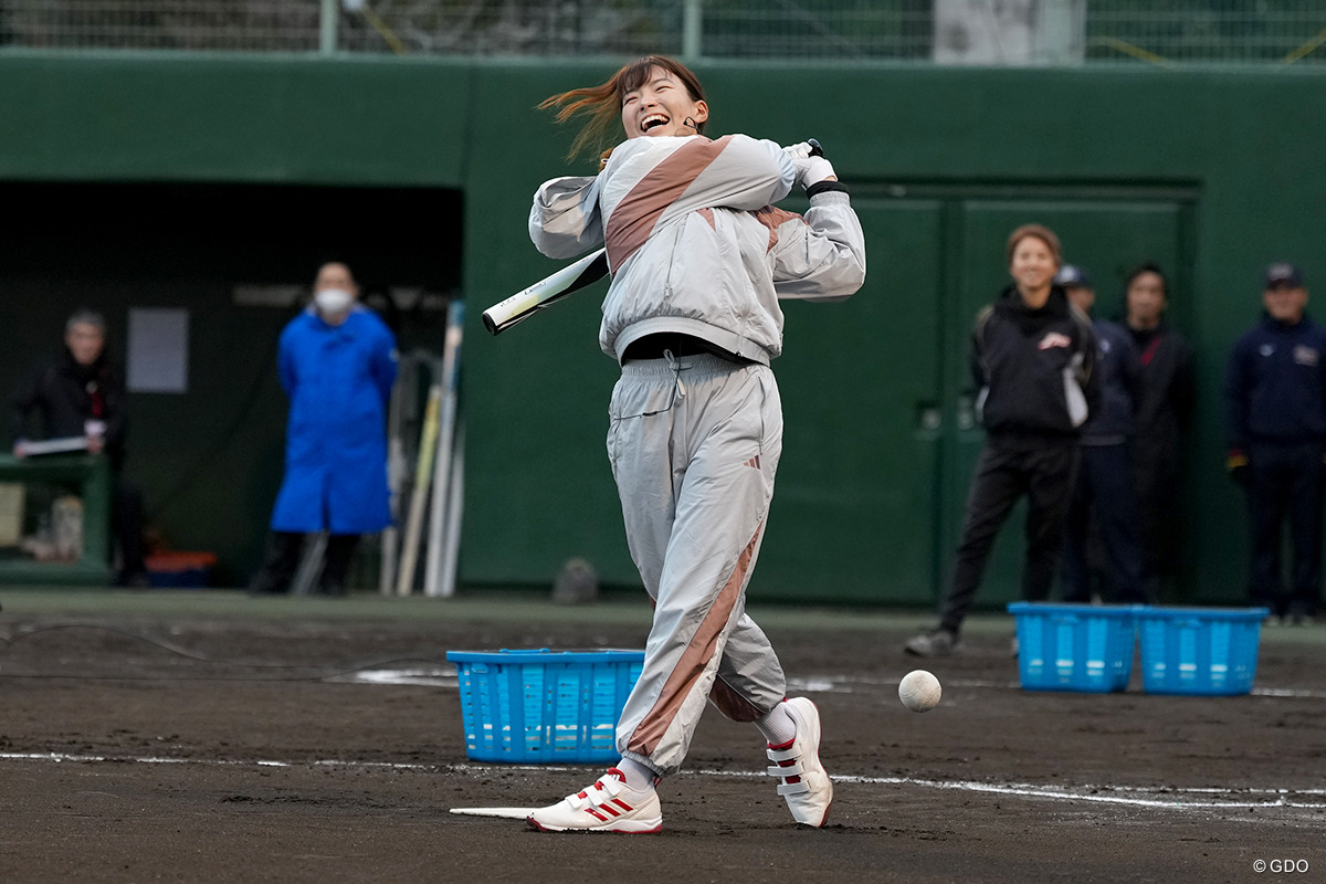豪快な空振りも見せた 2025年 渋野日向子 ソフトボール
