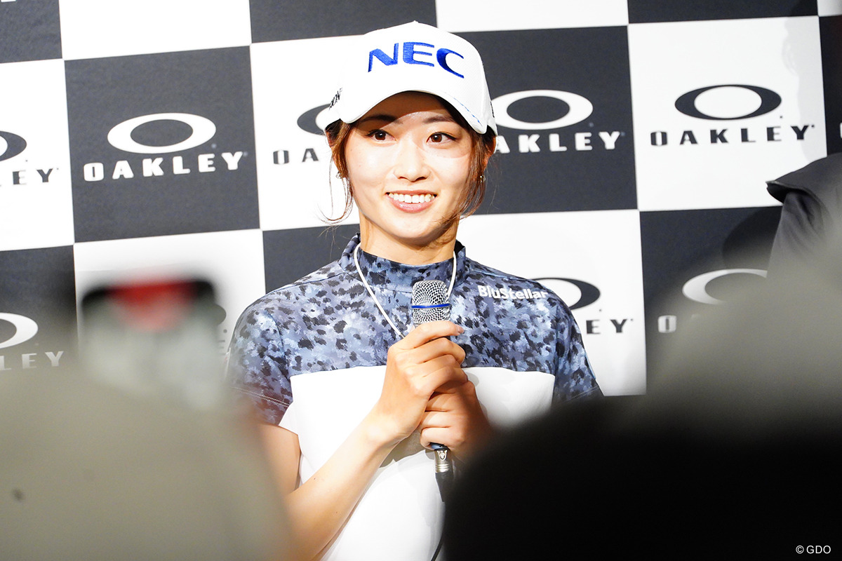 たくさんのファンを前にトークショー