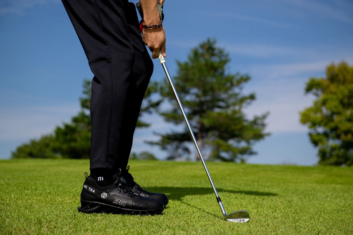 片足530gのチョイ重仕様 “体幹が鍛えられるゴルフシューズ” ビー