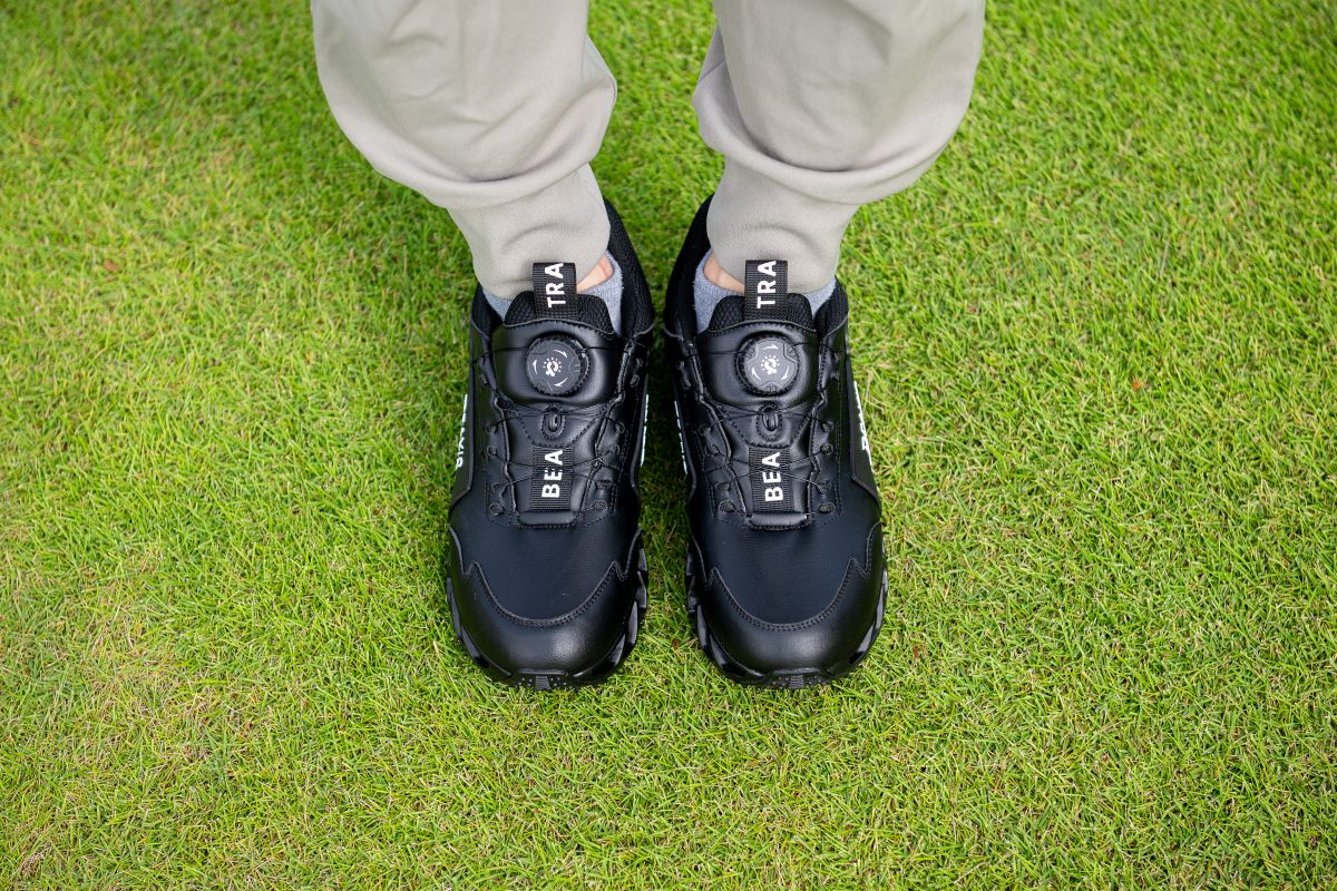 片足530gのチョイ重仕様 “体幹が鍛えられるゴルフシューズ” ビー