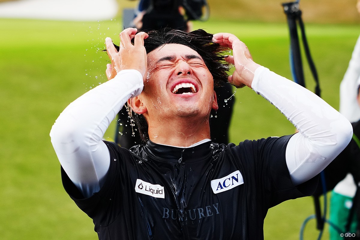 2勝目を挙げてウォーターシャワーを浴びた