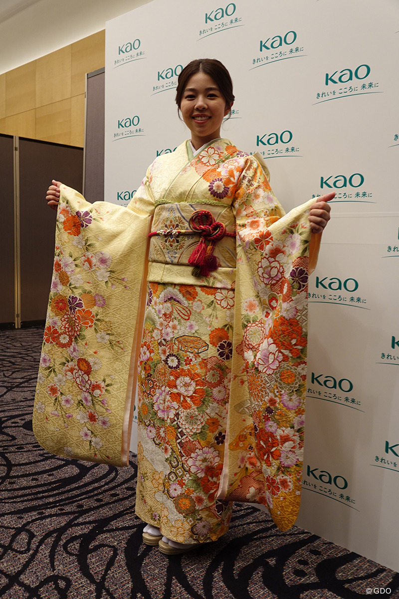 所属先「花王」が用意してくれた振り袖を着て