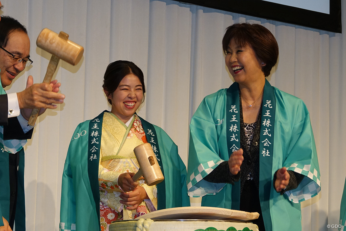 鏡割りではJLPGA小林浩美会長らと盛り上がった